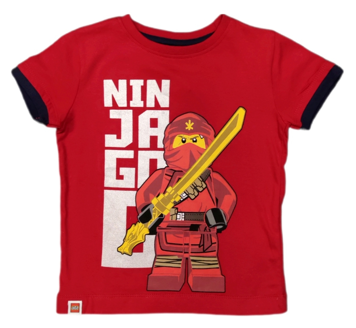 Rotes Lego Ninjago T-Shirt mit Kai einem der Anführer von Legos Ninjas. Die Armbündchen des Shirts sind schwarz abgesetz.